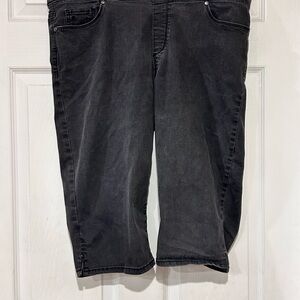 Gloria Vanderbilt Women's Black Capris